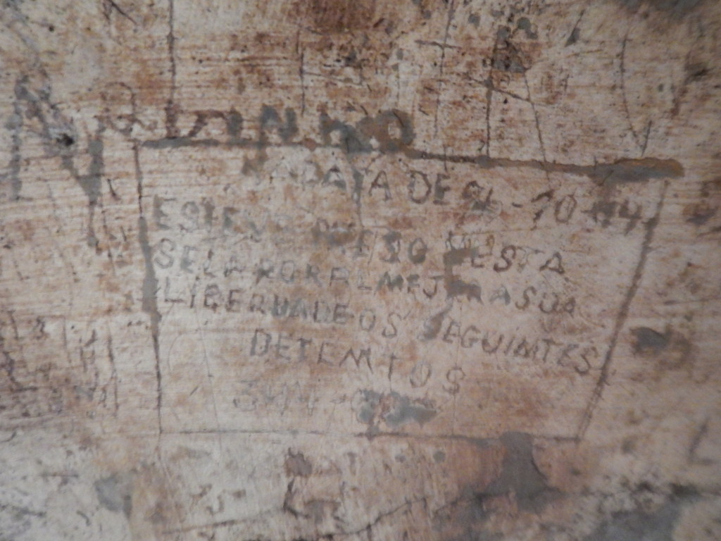 frase gravada na parede da solitária: “Na data de 1944 esteve preso nesta sela por almejar sua liberdade os seguintes detentos – diversas assinaturas”(SIC)