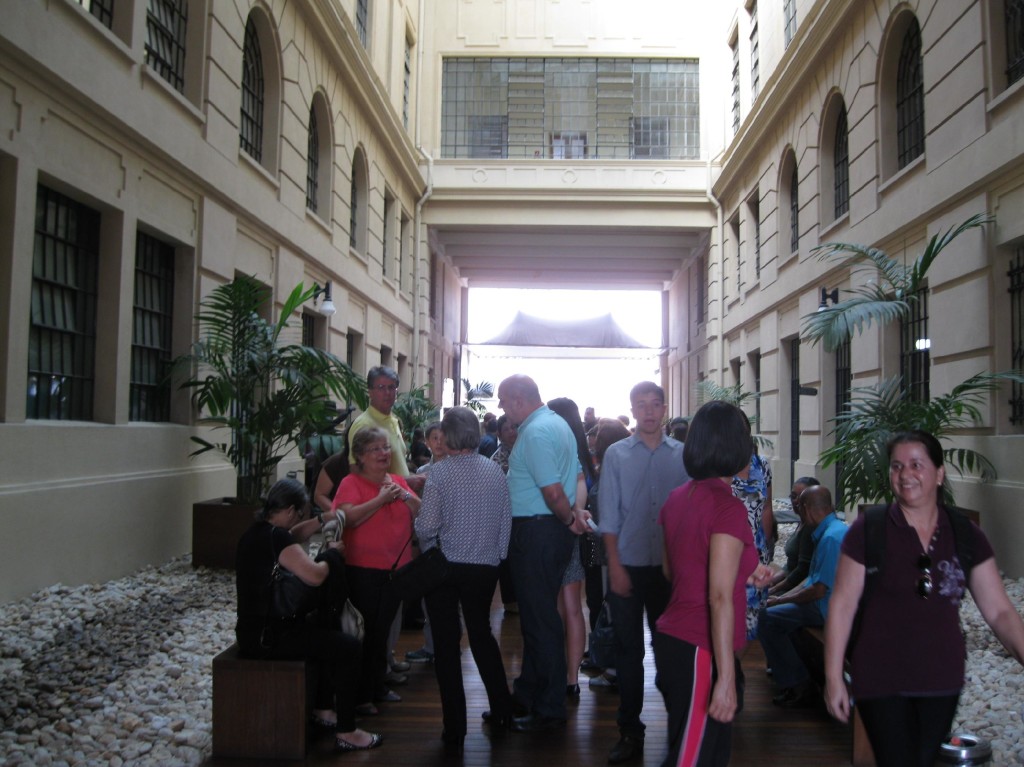 A platéia “chegando”: pessoas de todas as idades