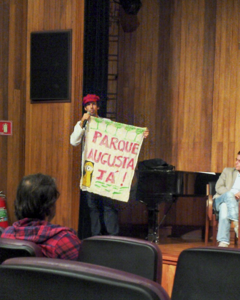Manifestante Daniel Aymoré cobra projeto de abertura do Parque Augusta 