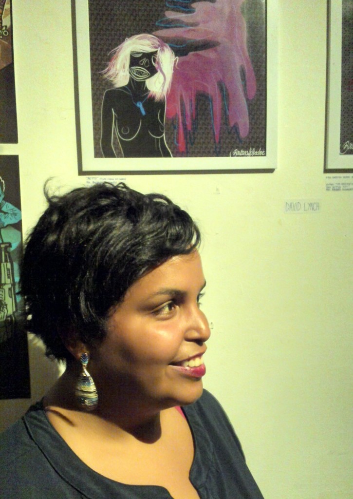 Artista Barbara Heliodora, diante das telas que criou para retratar a obra de David Lynch