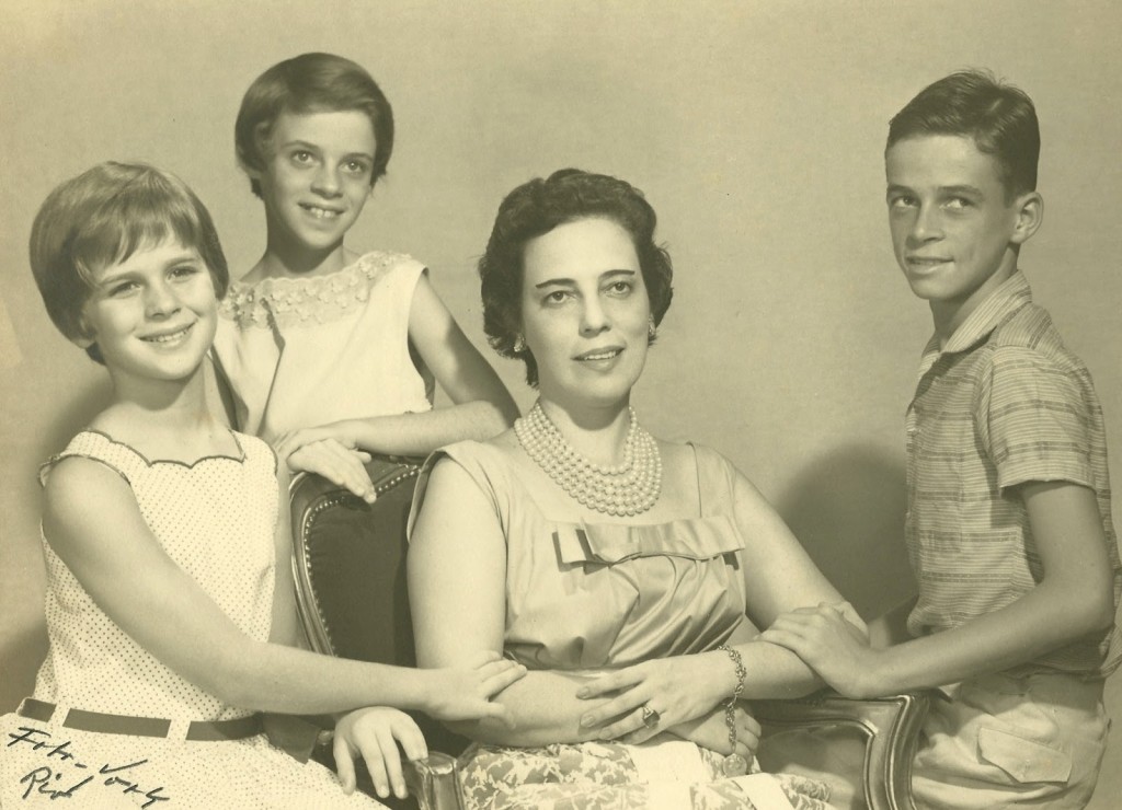 Zuzu com os filhos, Hildegard, Ana Cristina e Stuart