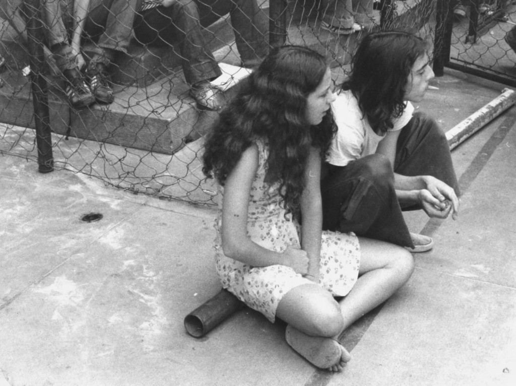 Sofia e Nuno Ramos no recreio do Colégio Equipe, em 1976 .  (Foto: Acervo pessoal)