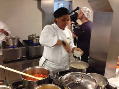 A chef Ivaneide com a mão na massa