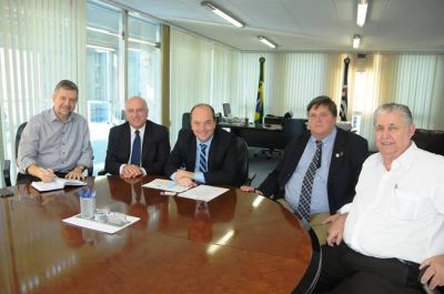 O prefeito Carlos Eduardo (o segundo homem da foto, da direita pra esquerda)